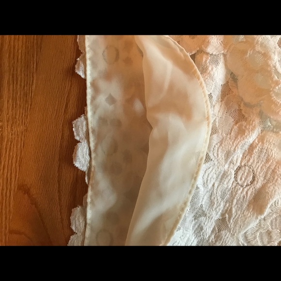 Beautiful Cream Blouse with Sweet Details - Picture 4 of 5